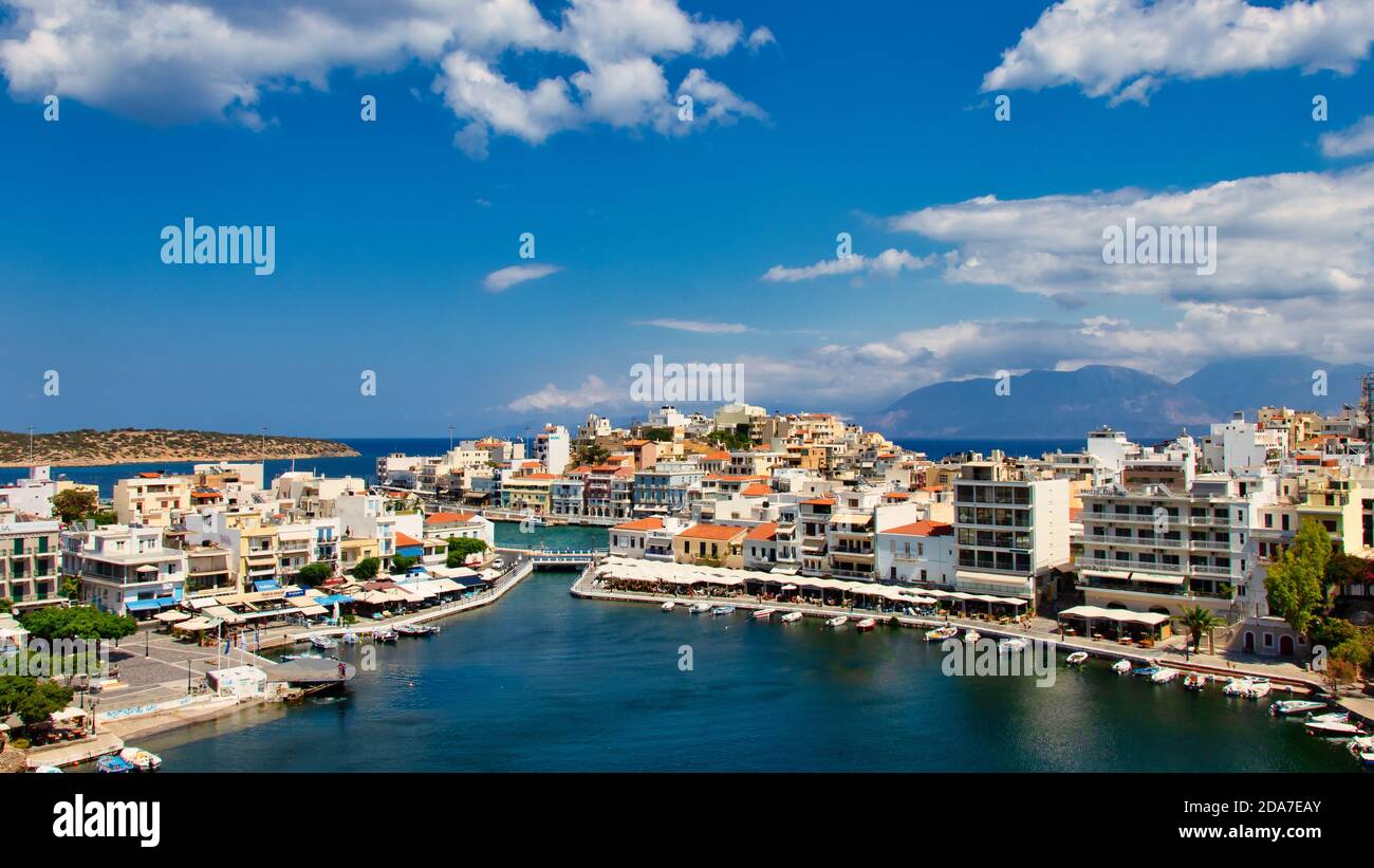 Agios Nikolaos, Grecia - 9 agosto 2020 - Vista della baia di Agios Nikolaos con il famoso porto e gli edifici Foto Stock Agios Nikolaos, Grecia - 9 agosto 2020 - Vista della baia di Agios Nikolaos con il famoso porto e gli edifici Foto Stock