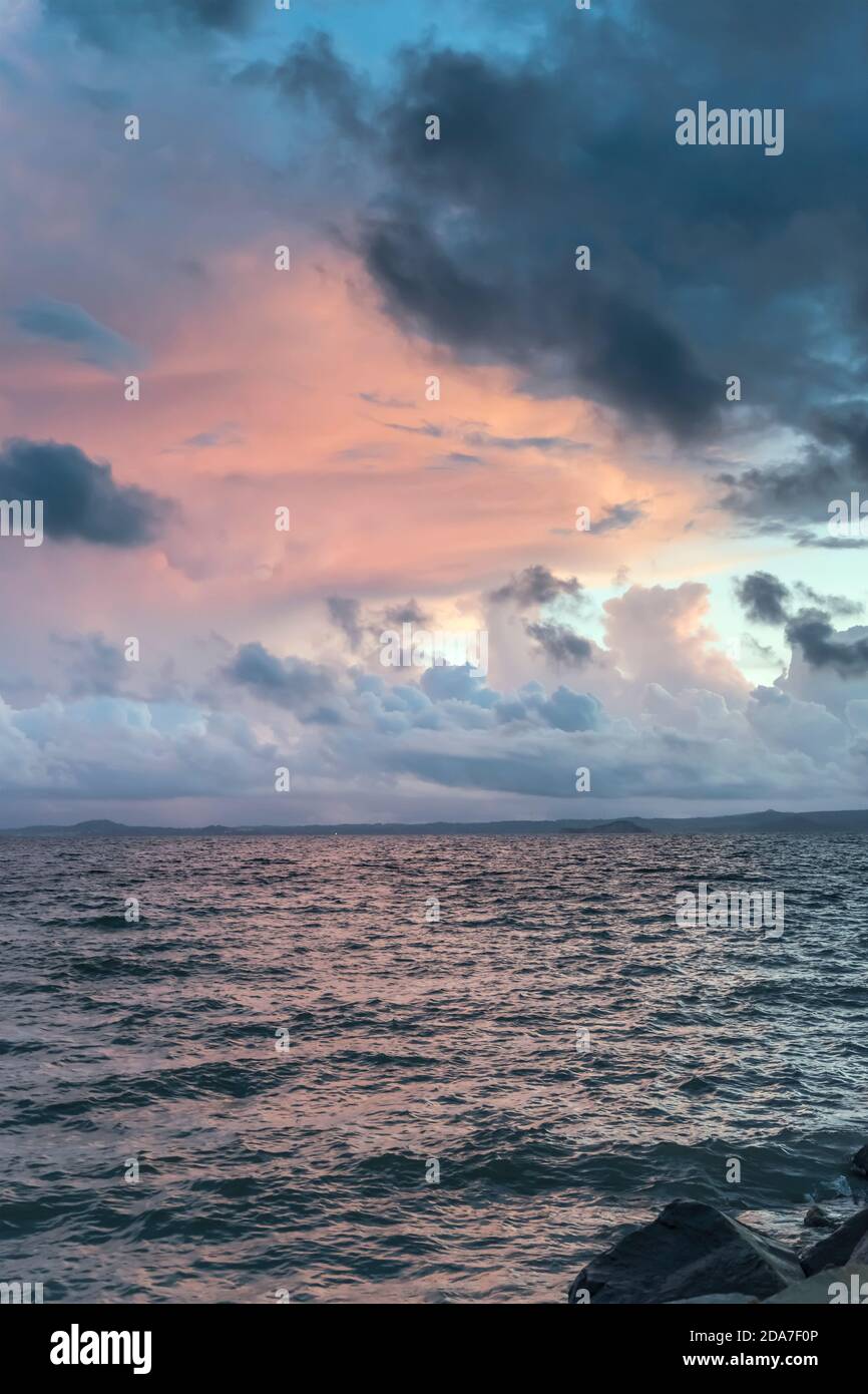 Paesaggio con le nuvole di tempesta rossa sulla riva del lago, girato in luce tramonto a Bolsena, Viterbo, Italia Foto Stock