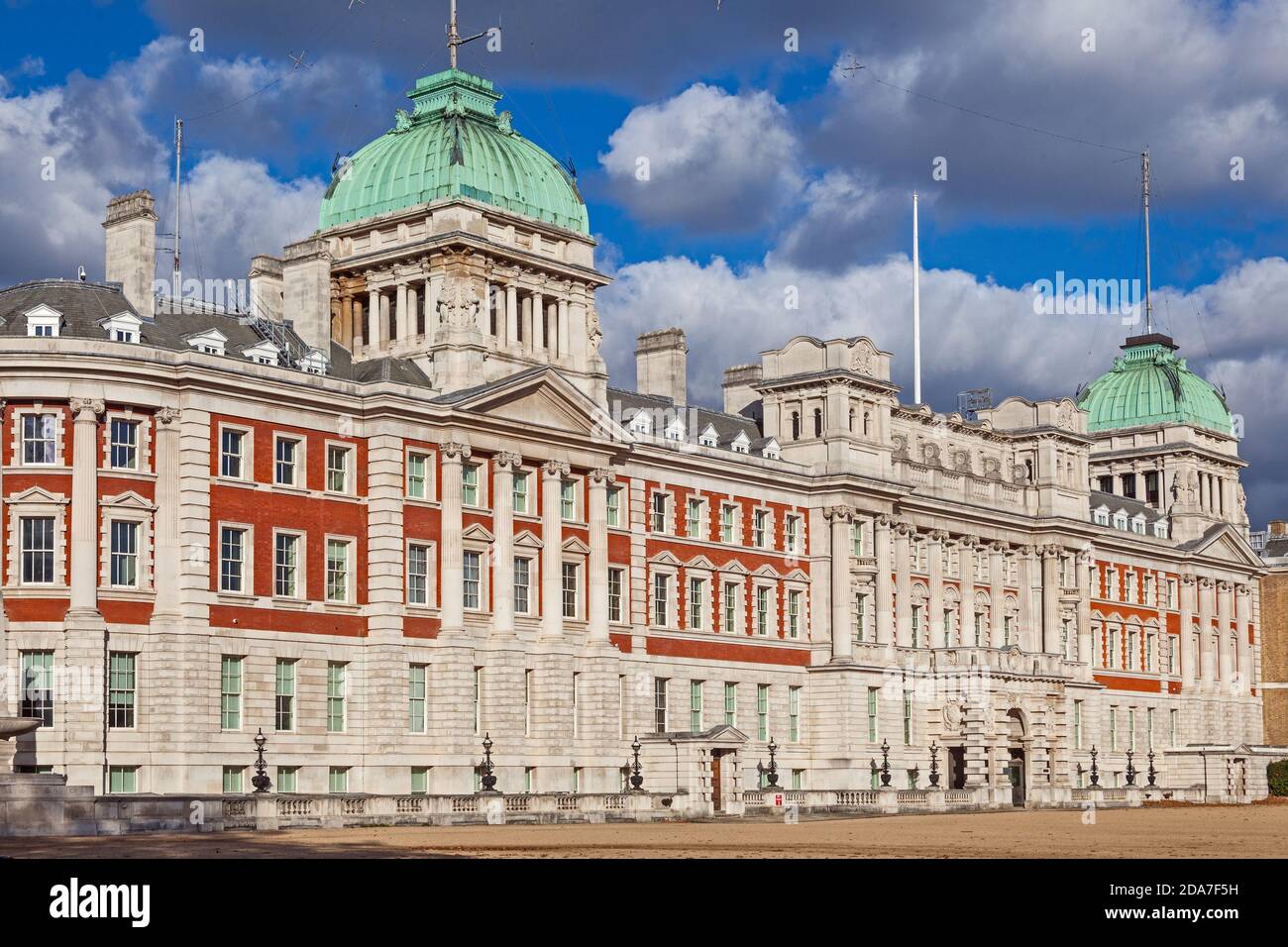 Londra, Westminster. Gli edifici Old Admiralty sul lato nord della Horse Guards Parade. Foto Stock