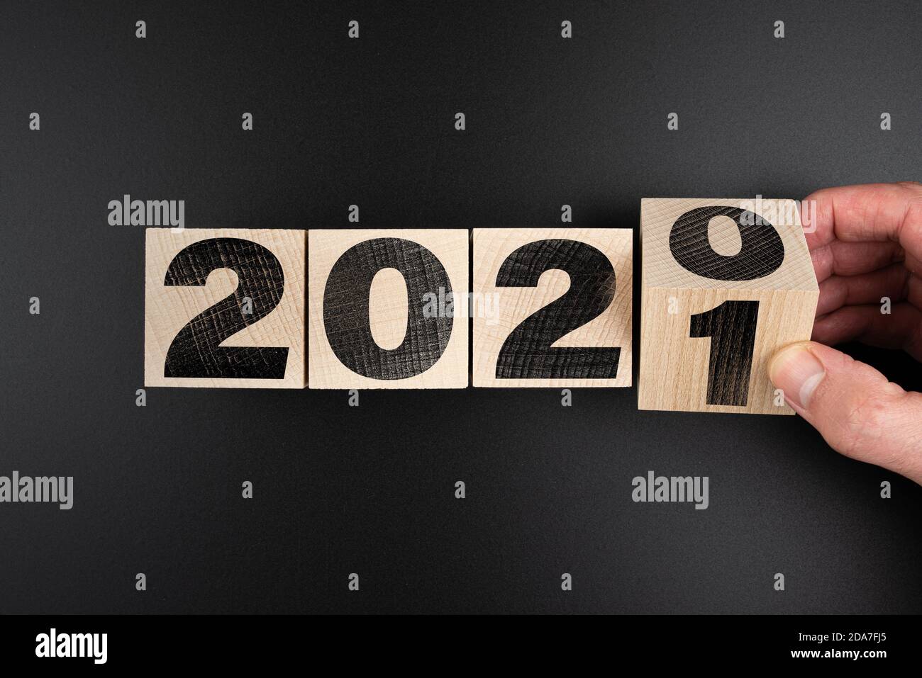 anno di rotazione 2020 a 2021 su blocchi di legno, concetto di anno nuovo Foto Stock
