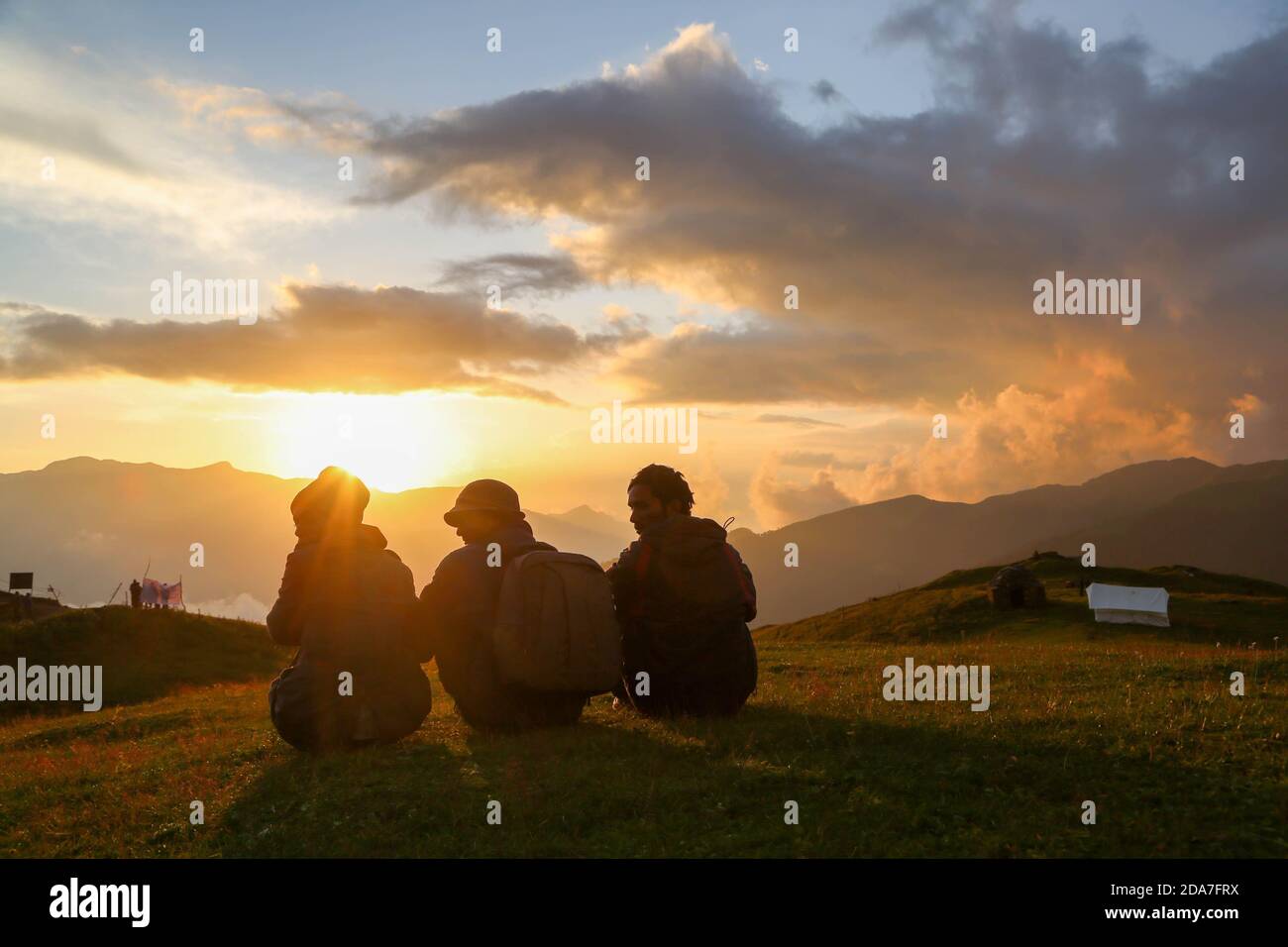 Uomini in Sunset Silhouette nuvola e montagna. Ci sono sempre splendidi Tramonto e Alba a Himalaya. Tramonto creare Silhouette vista. Foto di alta qualità. Foto di alta qualità Foto Stock