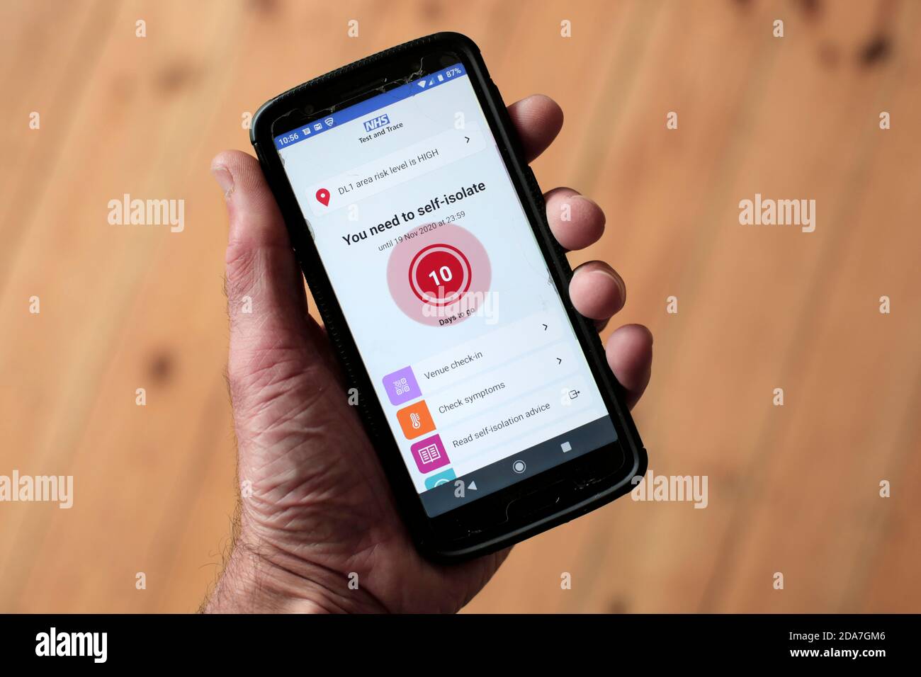 L'app NHS Test and Trace lampeggia con un avviso di auto-isolamento su uno smartphone. 10/11/2020. Fotografia: Stuart Boulton. Foto Stock