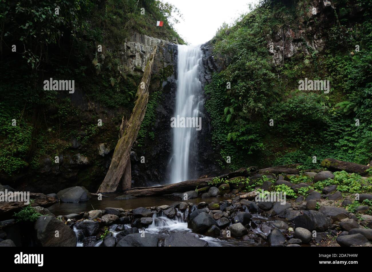 La cascata è un bel posto da visitare con acqua limpida e proviene da fonti di montagna Foto Stock