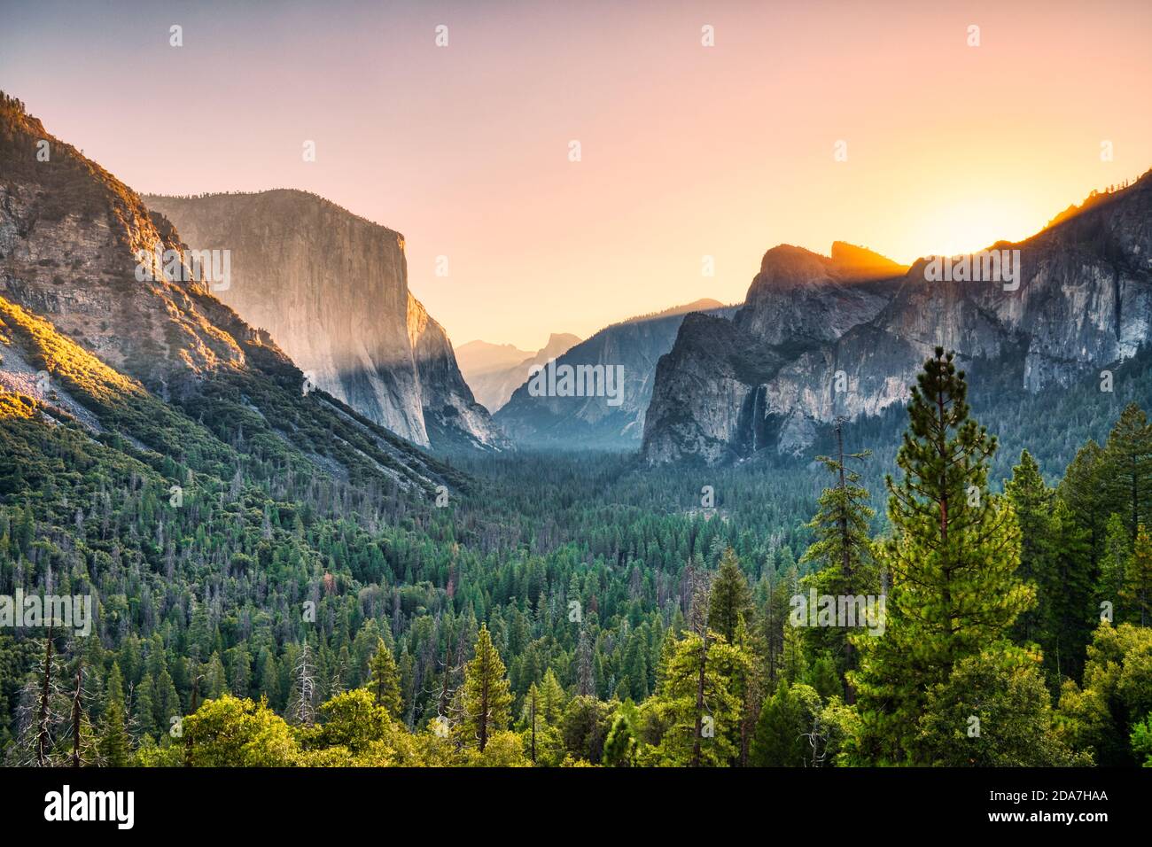 Vista illuminata della Yosemite Valley dall'ingresso del tunnel alla Valley at Sunrise, Yosemite National Park, California Foto Stock
