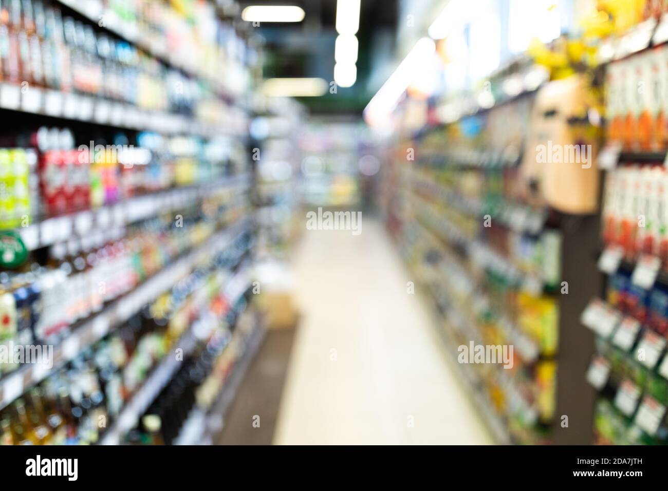 Supermercato corridoio sfondo, negozio di alimentari sfocato Shot con ripiani colorati Foto Stock