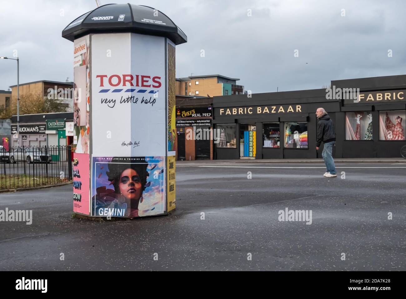 Glasgow, Scozia, Regno Unito. 10 novembre 2020. Regno Unito Meteo. Un poster che dice Tories molto poco aiuto, basato sullo slogan del supermercato Tesco ogni piccolo aiuto. Credito: SKULLY/Alamy Live News Foto Stock