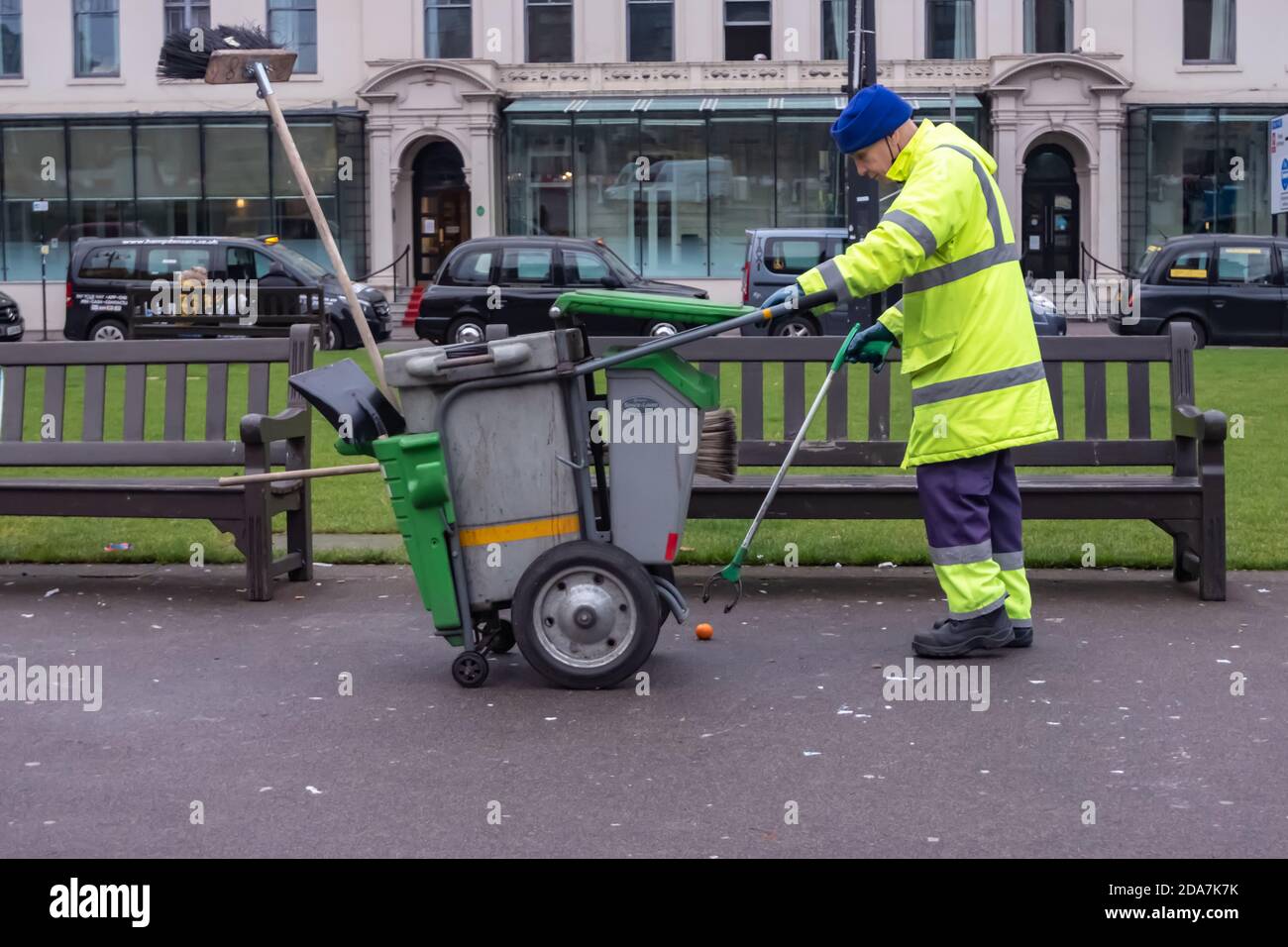 Glasgow, Scozia, Regno Unito. 10 novembre 2020. Regno Unito Meteo. Un pulitore di strada al lavoro in George Square. Credito: SKULLY/Alamy Live News Foto Stock