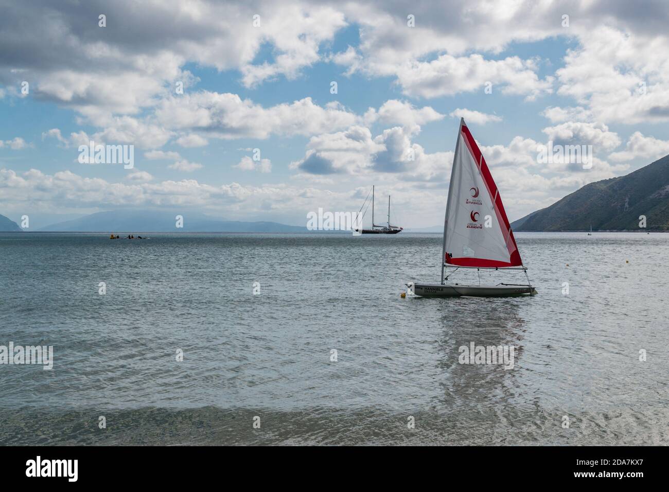 VASILIKI, LEFKADA, GRECIA - 09.20.2019: Barca a vela in Vasiliki Bay, Lefkada, Grecia. Isola di Ioanian. Estate. Foto Stock