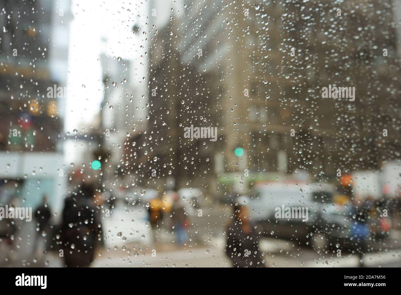 Gocce di pioggia sulla finestra Foto Stock