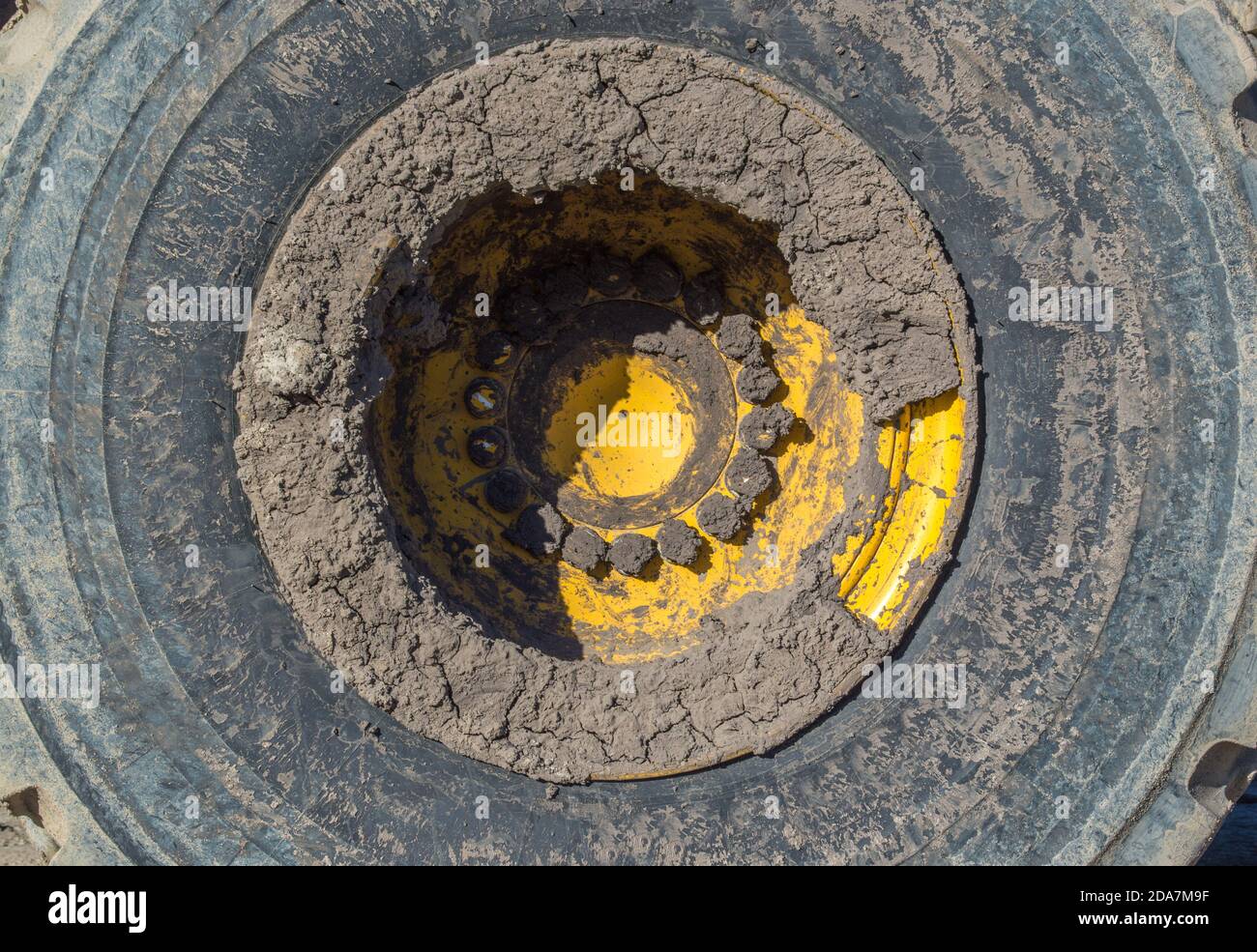 primo piano di un bulldozer grande con ganghiglia per impieghi pesanti pneumatico Foto Stock