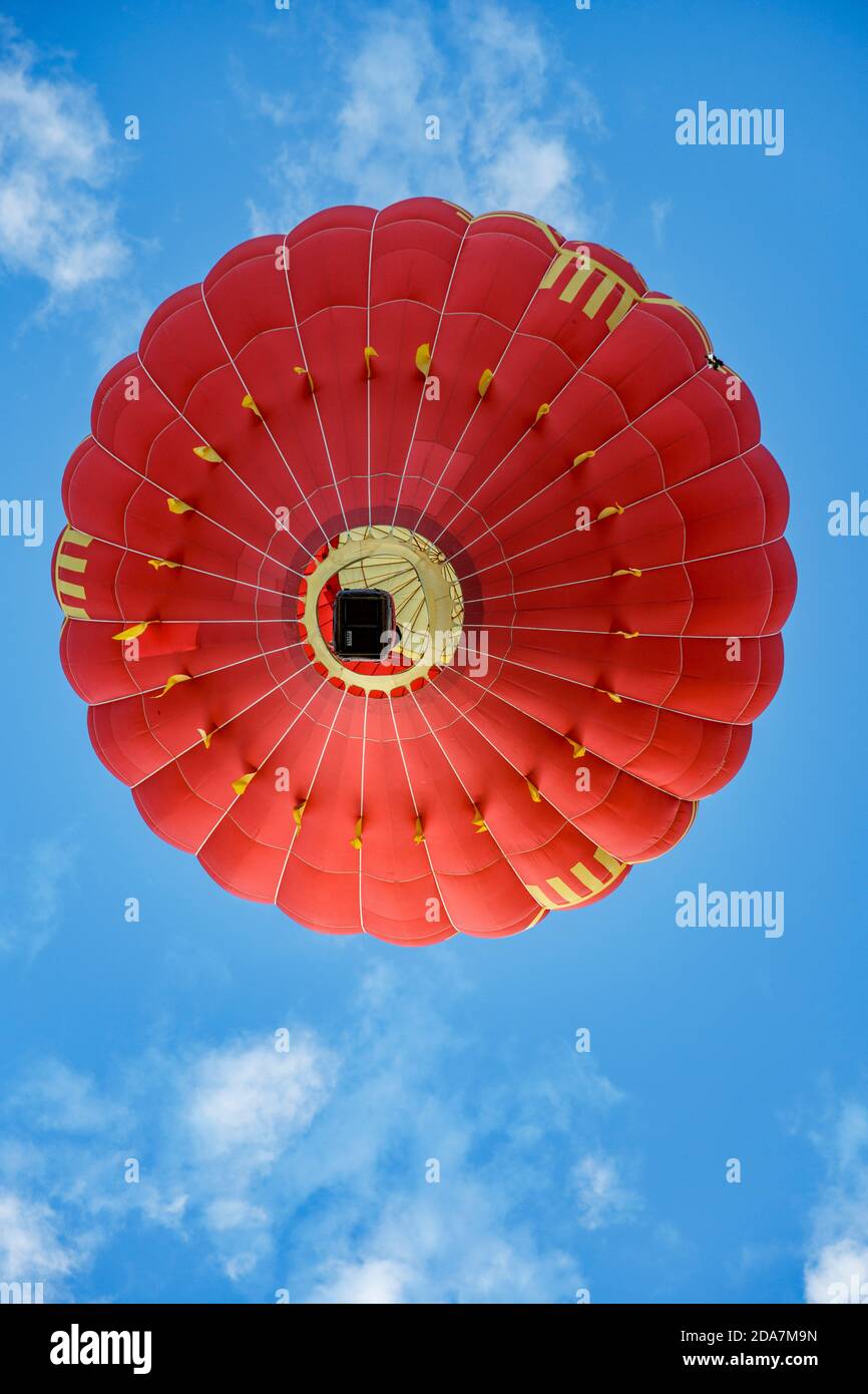 Mongolfiera rossa in volo, Mass Ascension, Albuquerque International Balloon Fiesta, Albuquerque, New Mexico USA Foto Stock