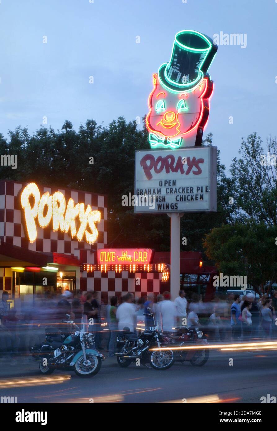 Ristorante Porkys drive-in con un cartello al neon di un maiale in un cappello in University Avenue a Saint Paul, Minnesota. Foto Stock