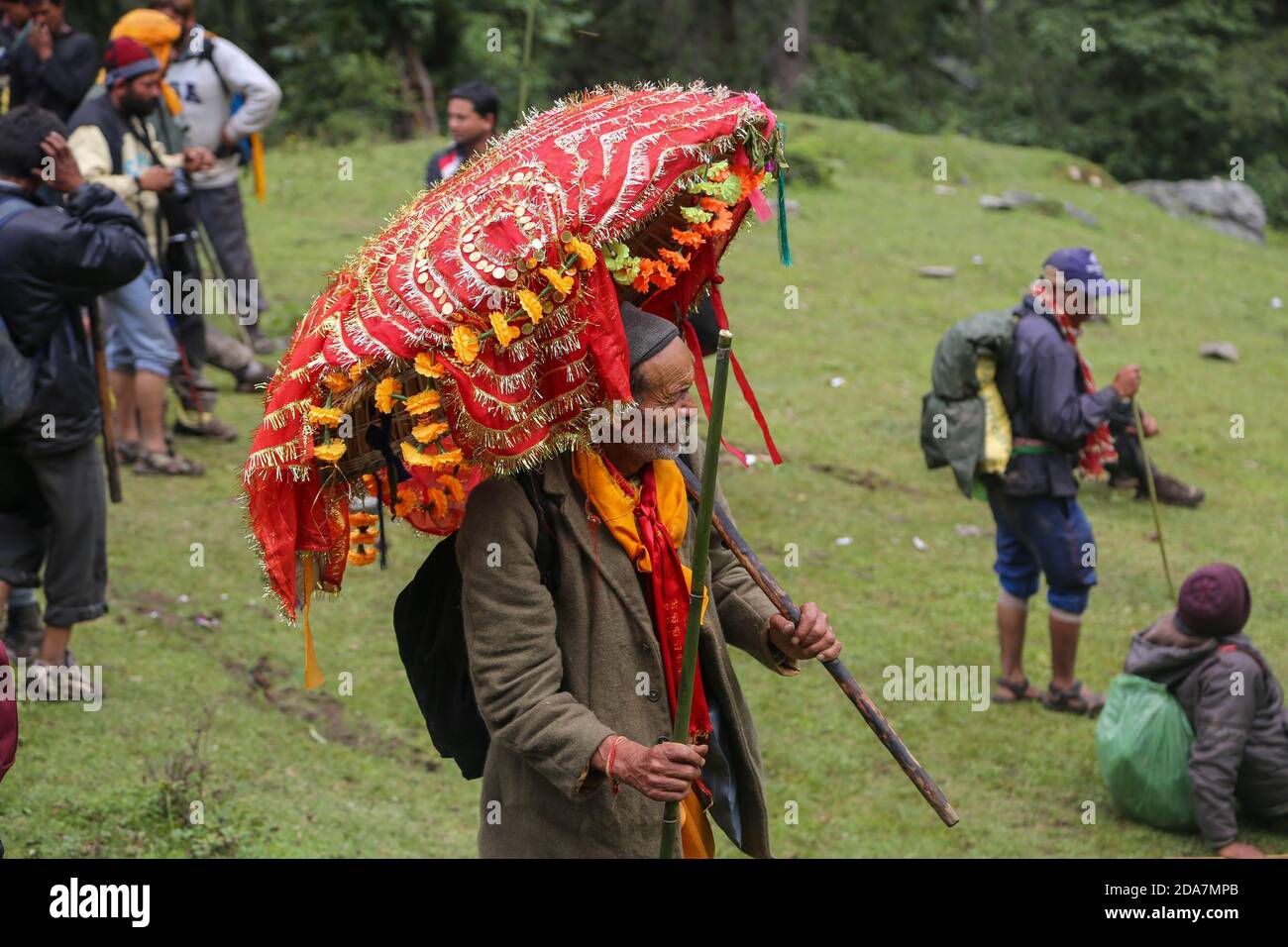 Chamoli, Uttarakhand, India, 04 2014 aprile, un anziano in yatra Nanda Devi Rat Jat in India. A Chamoli Nanda Devi Raj Jaat è organizzato una volta ogni 12 anni. Foto Stock