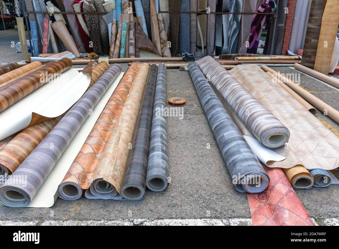 Molti diversi pavimenti in vinile e tappeti selezione rulli Foto Stock