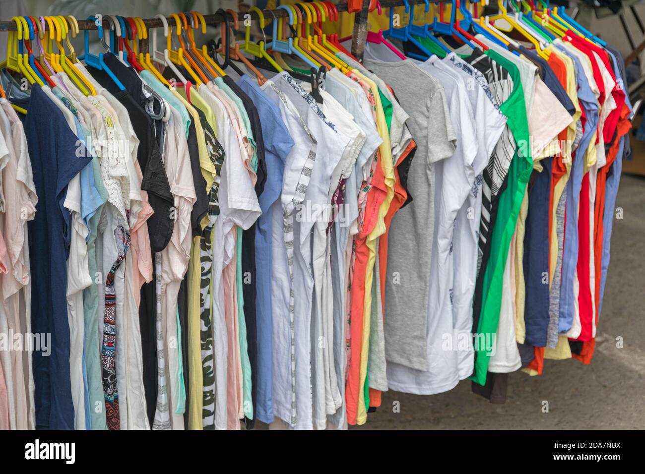 Grande selezione di camicie moderne a rails hangers Foto stock Alamy