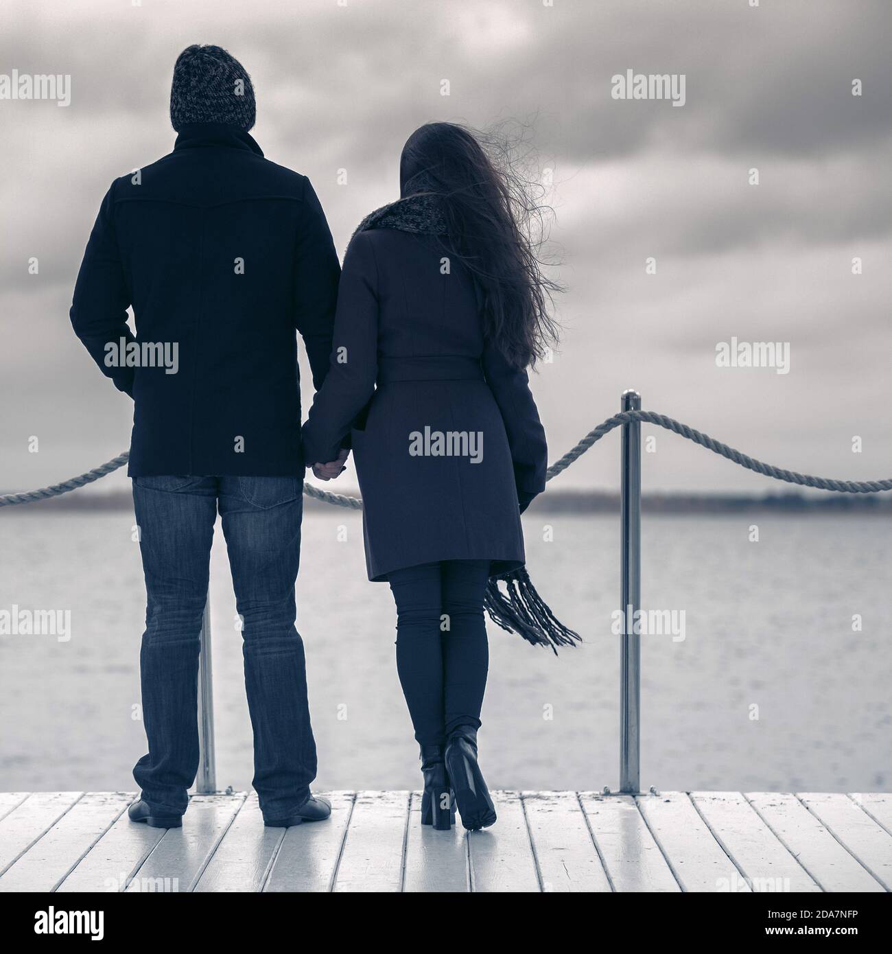 Felice giovane coppia di moda in amore camminare outdoor elegante uomo e donna in classico cappotti bania e sciarpa Foto Stock
