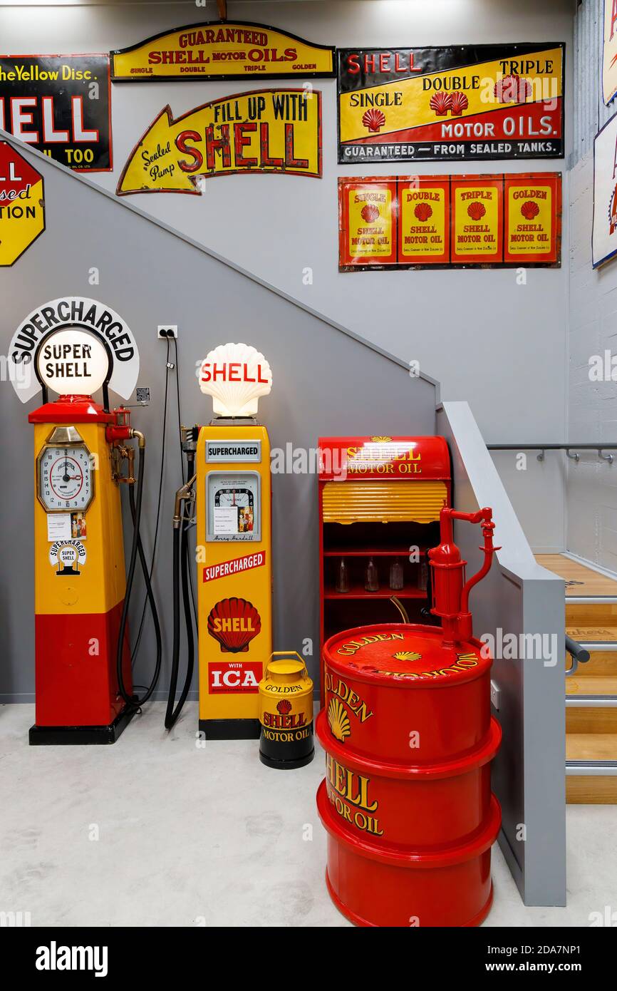 Mostra di pompe di carburante, cartelli e distributori al Bill Richardson's Transport World di Invercargill, Nuova Zelanda. Foto Stock