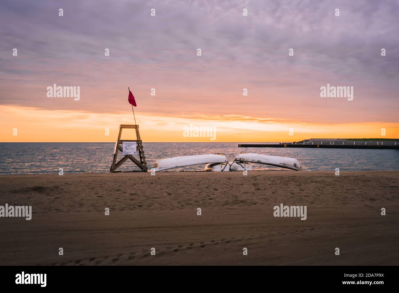 Il momento del mattino viene catturato in una delle spiagge di Chicago, situata sulla Lake Shore Drive. Le nuvole sulla spiaggia aggiungono un colore più vibrante nelle marche del cielo Foto Stock