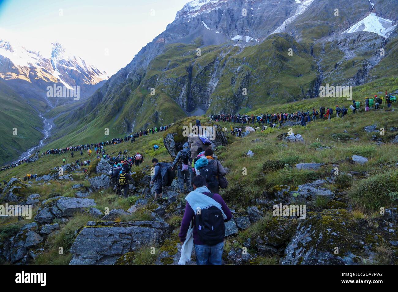 Nanda Devi Raj Jat yatra religiosa più lunga in Himalaya India. Il Nanda Devi Raj Jat, di tre settimane, è un pellegrinaggio e un festival di Uttarakhand in India. Foto Stock