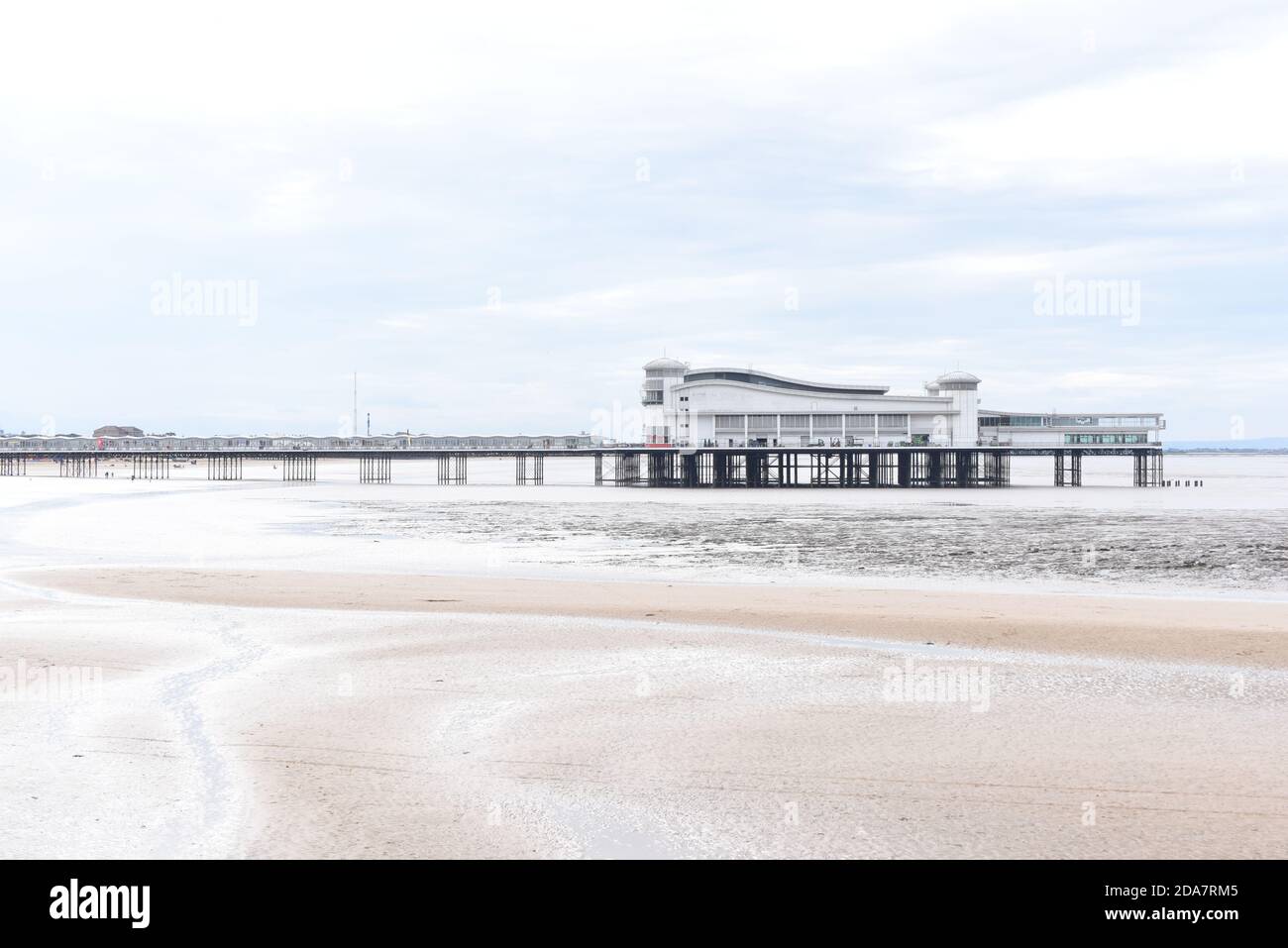 Il famoso molo di Weston-super-mare si estende attraverso una spiaggia vuota il mare in questa foto scattata in autunno giorno Foto Stock