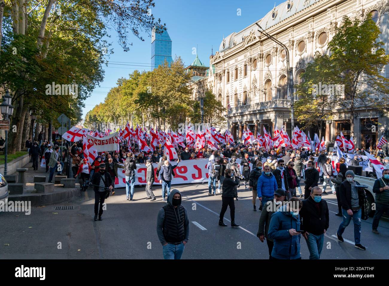 Tbilisi, Georgia - 08 novembre 2020: Manifestazione di protesta contro Bidzina Ivanishzhili su Rustaveli Avenue Foto Stock