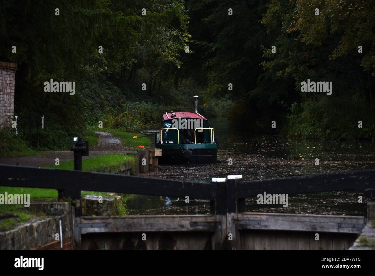 Un narrowboat è ormeggiato sopra un blocco a Deepcut on Il bel canale di Basingstoke in Surrey Foto Stock