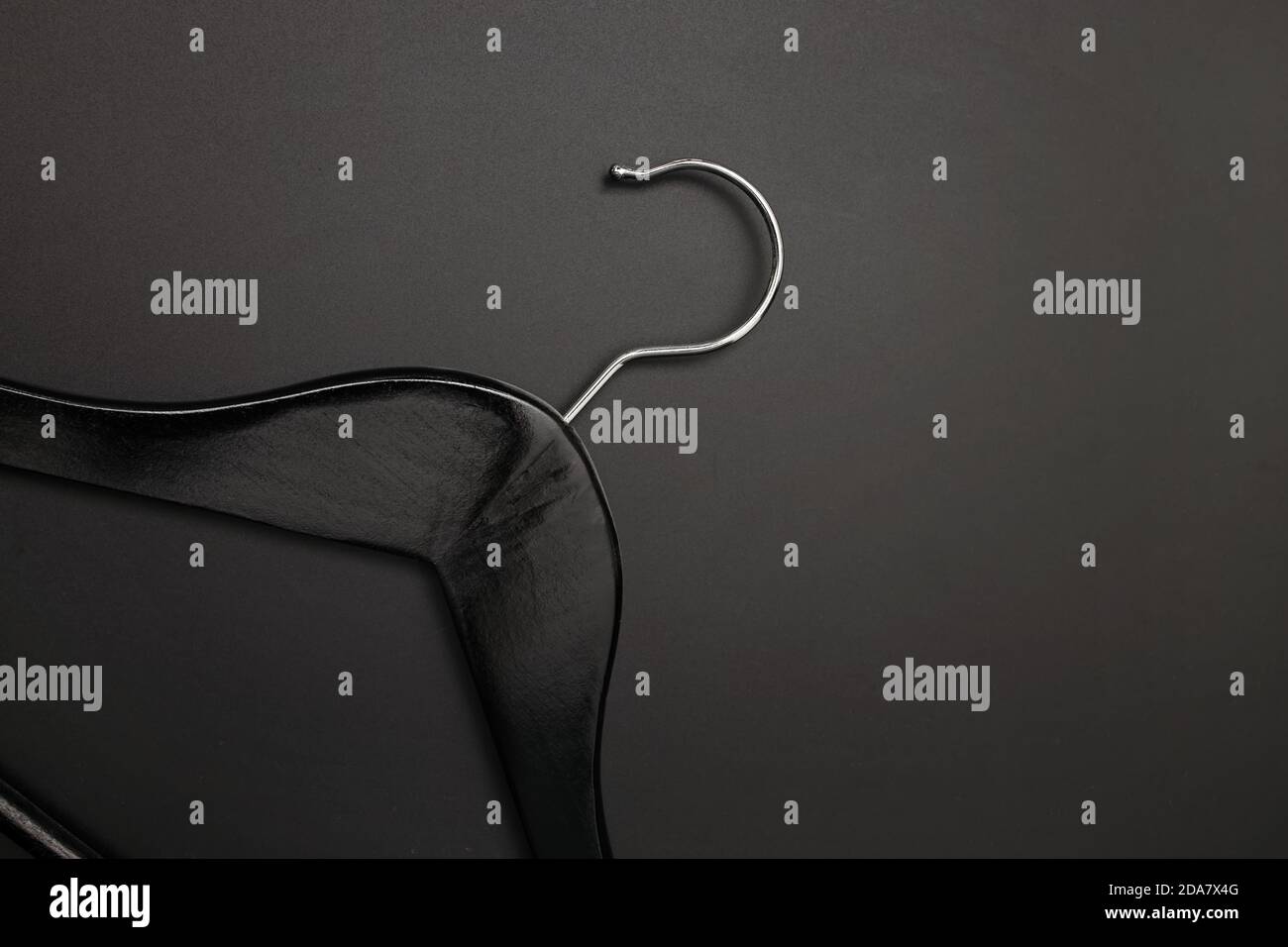 Appendiabiti vuoto su sfondo nero. Foto Stock