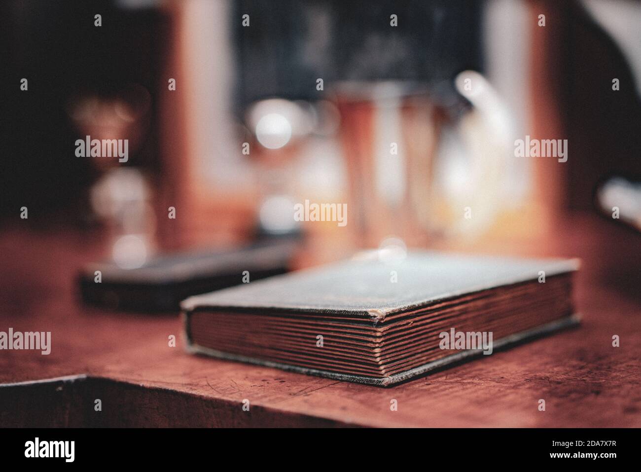 Piccolo vecchio libro su un tavolo laterale Foto Stock