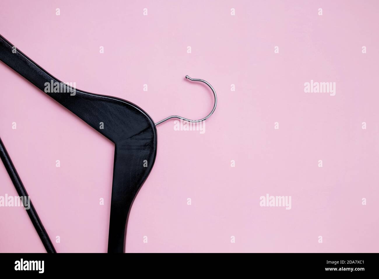 Appendiabiti nero vuoto su sfondo rosa Foto Stock