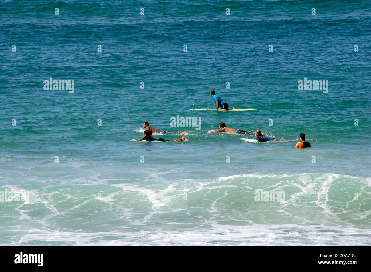 Teen surfers a Praia do Campeche Florianópolis, Santa Catarina, Brasile. Foto Stock