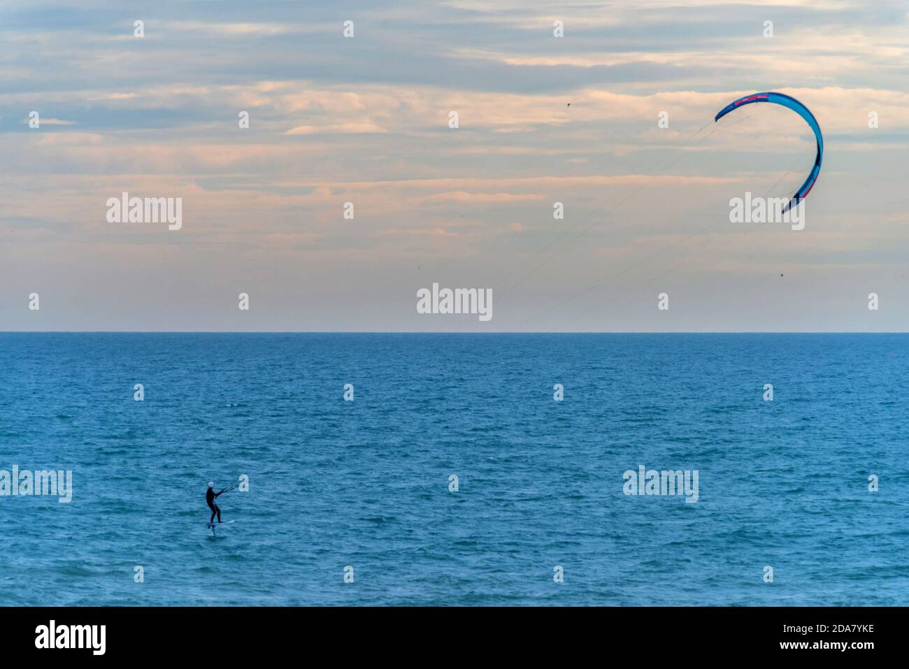 Brighton, 9 novembre 2020: Un kite-surfer al largo della costa di Sussex vicino a Hove Foto Stock