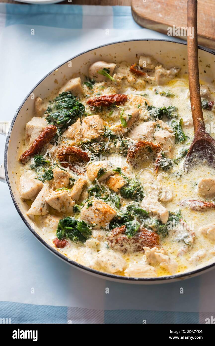 Pollo toscano cremoso con pomodori secchi, spinaci e parmigiano Foto Stock