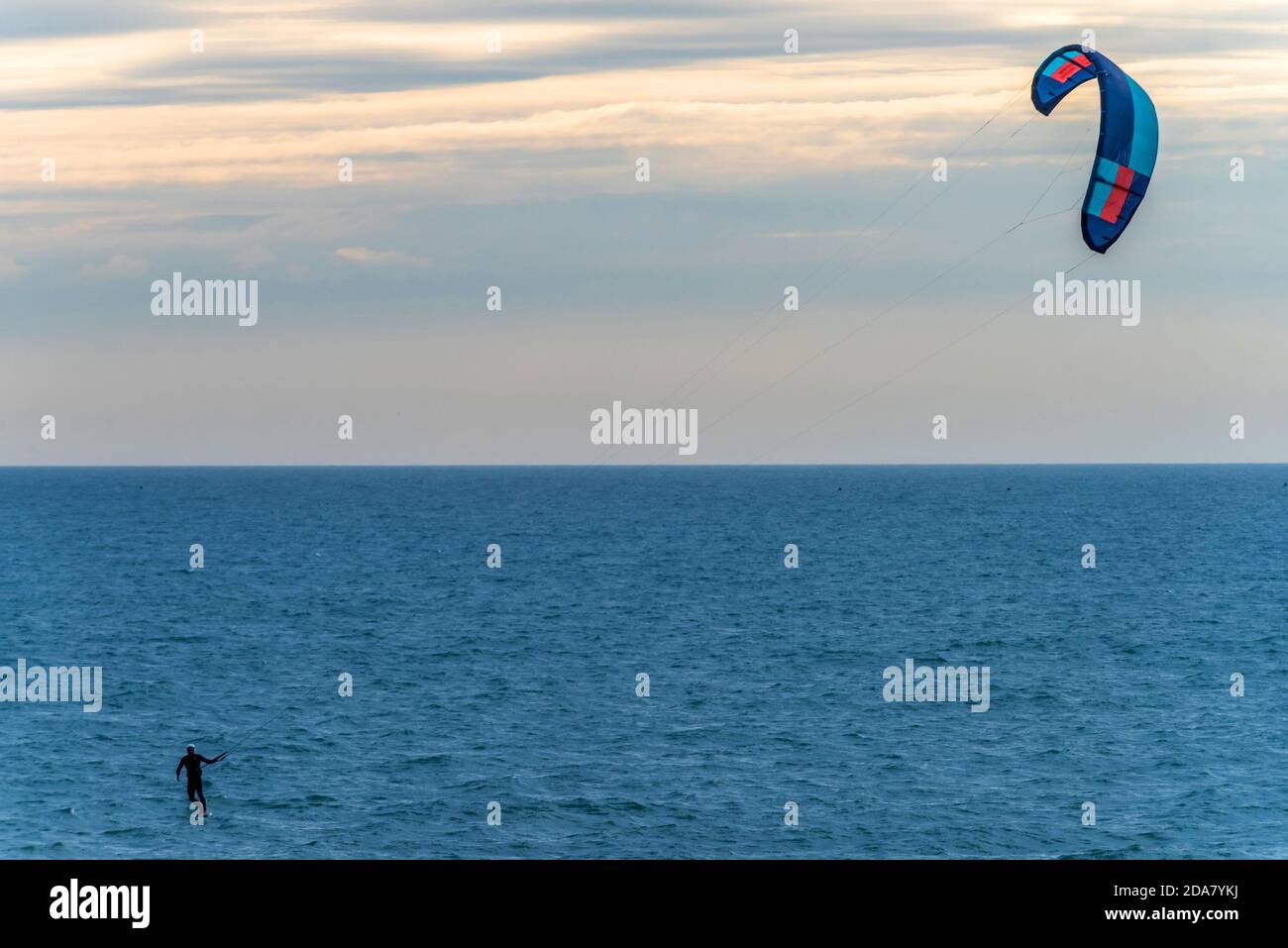 Brighton, 9 novembre 2020: Un kite-surfer al largo della costa di Sussex vicino a Hove Foto Stock