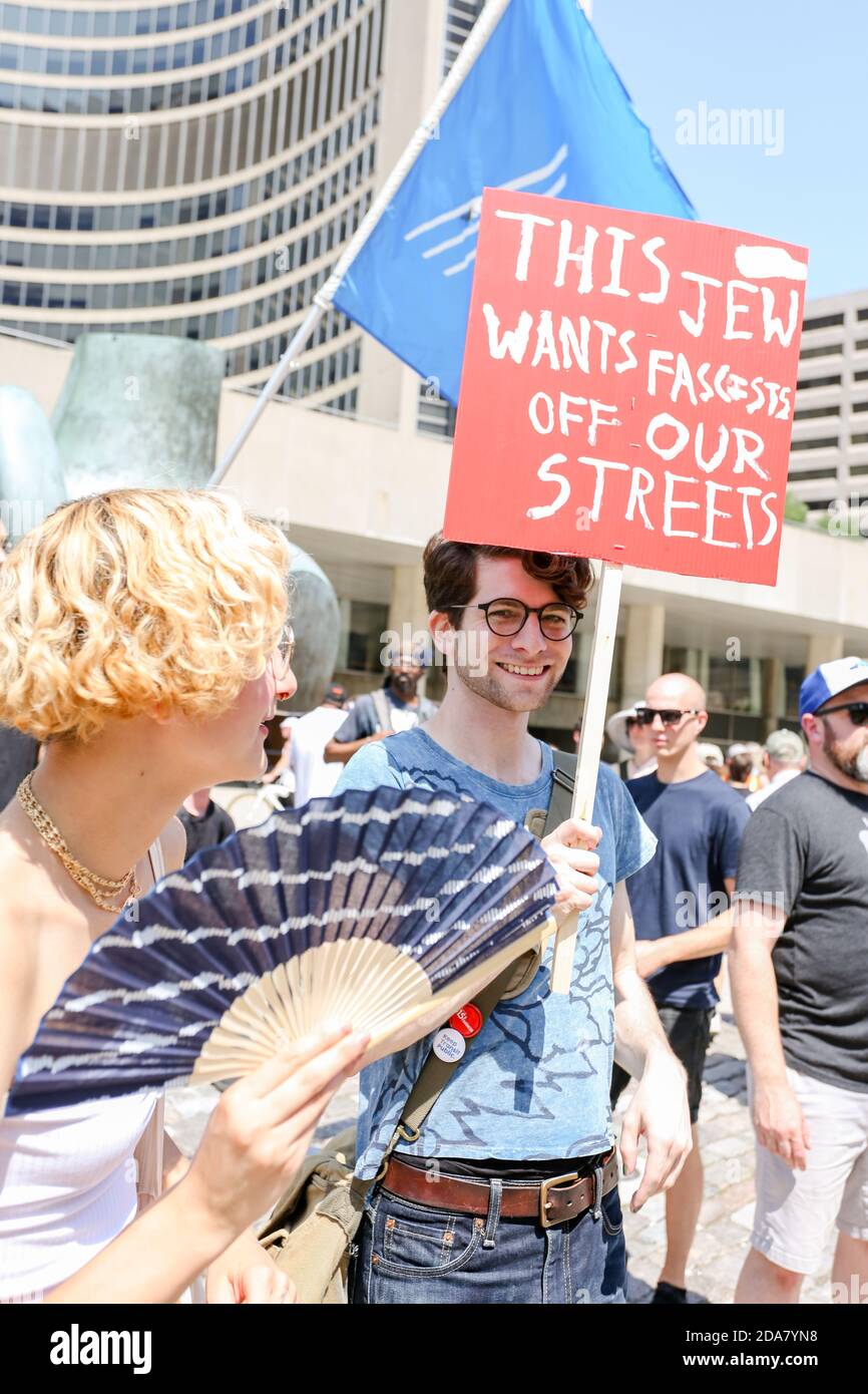 Durante la manifestazione è stato tenuto un manifestante che ha scritto "questo ebreo vuole il fascismo fuori dalle nostre strade".UN raduno di "Stop the hate" è stato tenuto dai manifestanti ANTIFA (antifascista) a Nathan Phillip Square in opposizione alla WCAI (Worldwide Coalition Against Islam) Canada, un gruppo che ha organizzato una protesta lo stesso giorno. Foto Stock