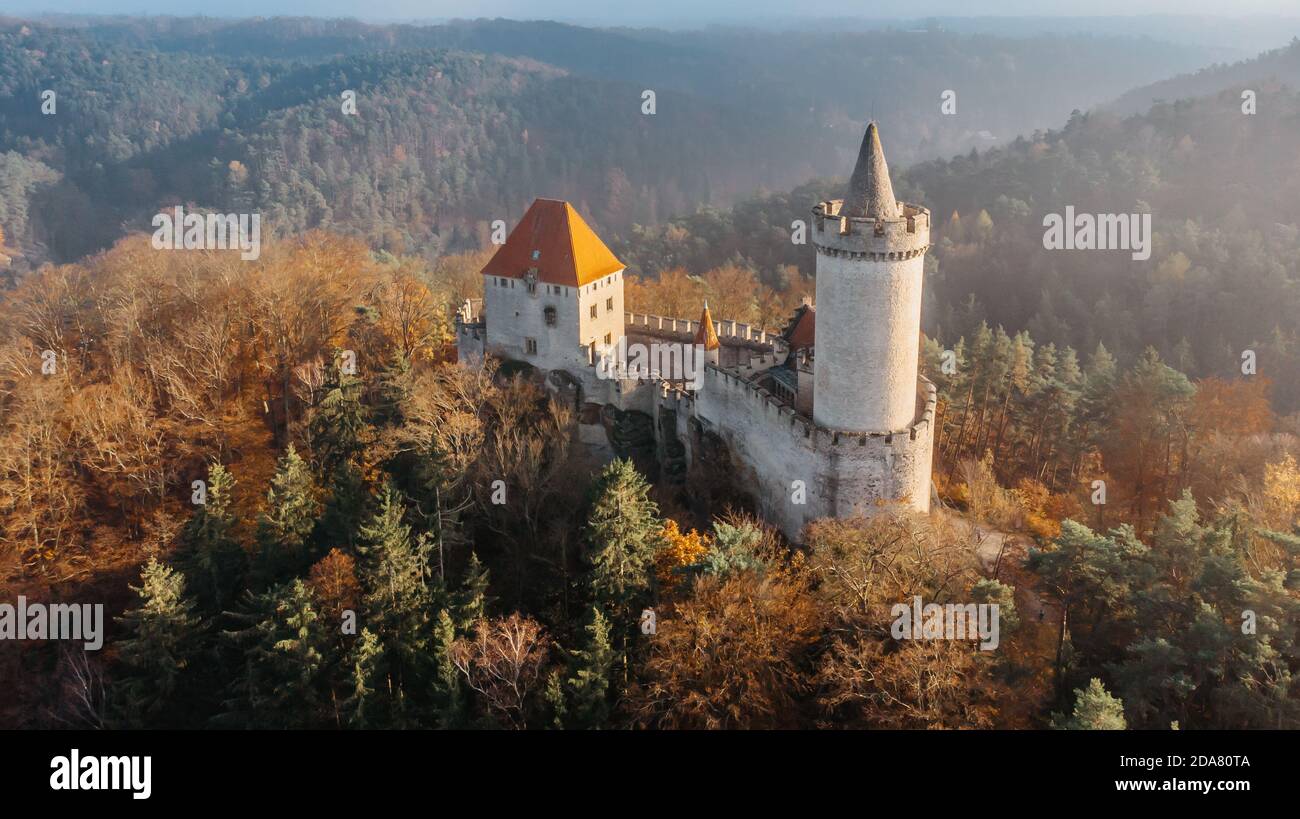 Vista aerea della caduta del vecchio castello di pietra di Kokorin costruito 14 ° secolo. Si trova nel mezzo della riserva naturale su Un ripido sperone roccioso sopra il Kokorin Foto Stock