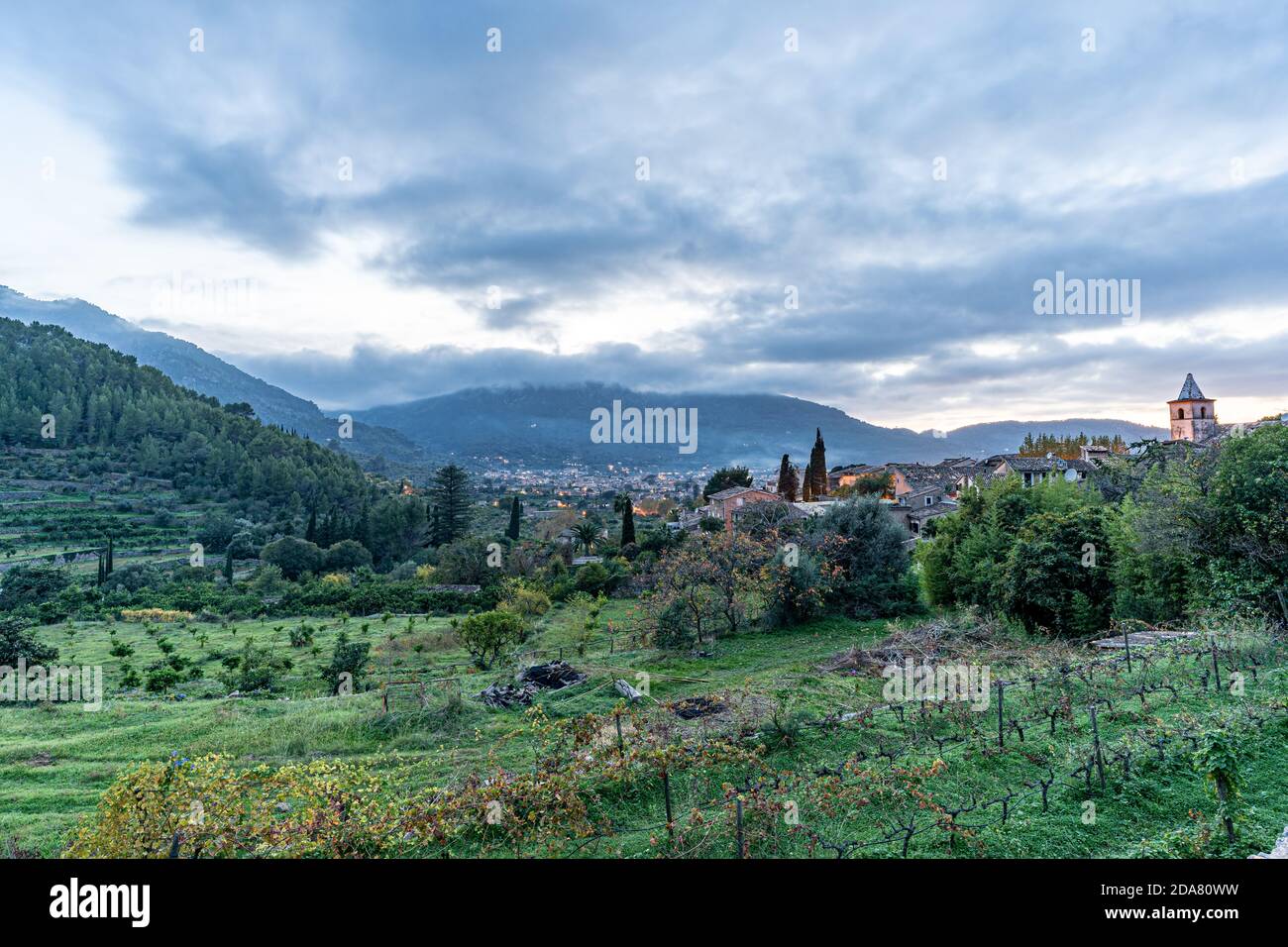 Splendida vista sulla città di Sóller, nella Serra de Tramuntana, Maiorca, Spagna. Foto Stock
