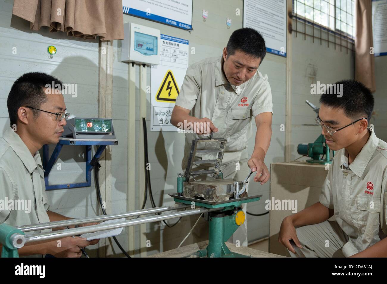 (201110) -- VIENTIANE, 10 novembre 2020 (Xinhua) -- Xu Zhou (C) parla con i suoi colleghi di attrezzature e problemi tecnici presso l'ufficio del progetto China-Laos Railway nella periferia settentrionale di Vientiane, capitale del Laos, 5 agosto 2020. La ferrovia Cina-Laos è un progetto strategico di attracco tra l'iniziativa Belt and Road proposta dalla Cina e la strategia del Laos per trasformare il paese senza sbocco sul mare in un centro di collegamento terrestre. L'ingegnere cinese Xu Zhou, che ha ricevuto la Medaglia del quarto maggio, un massimo onore nazionale per i giovani cinesi, sta guidando il suo gruppo dalla China Railway No. 2 Engineering Gr Foto Stock