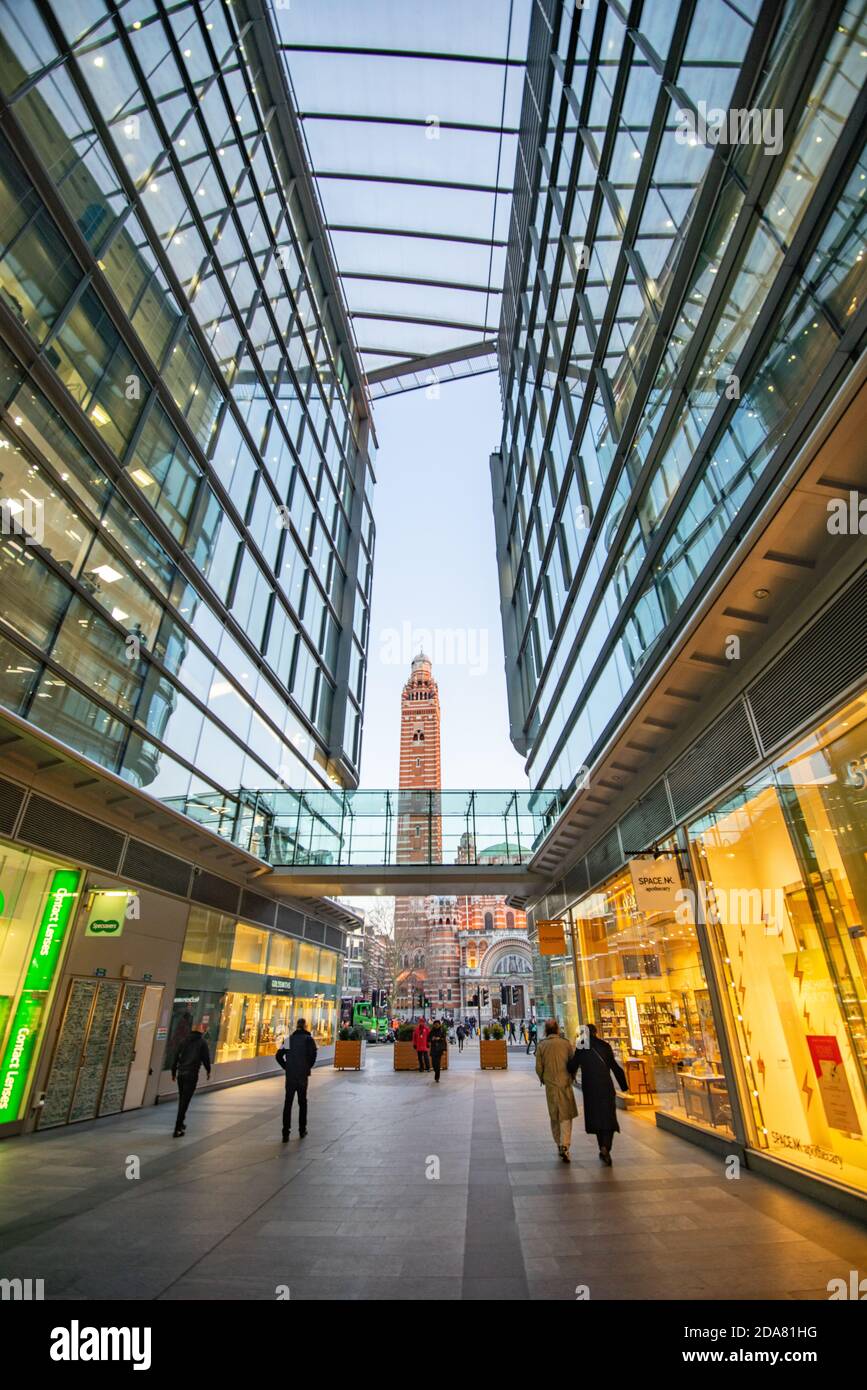 Cardinal Place è uno sviluppo di negozi e uffici a Londra, vicino alla Victoria Station e di fronte alla Cattedrale di Westminster. Il sito è costituito da tre buil Foto Stock