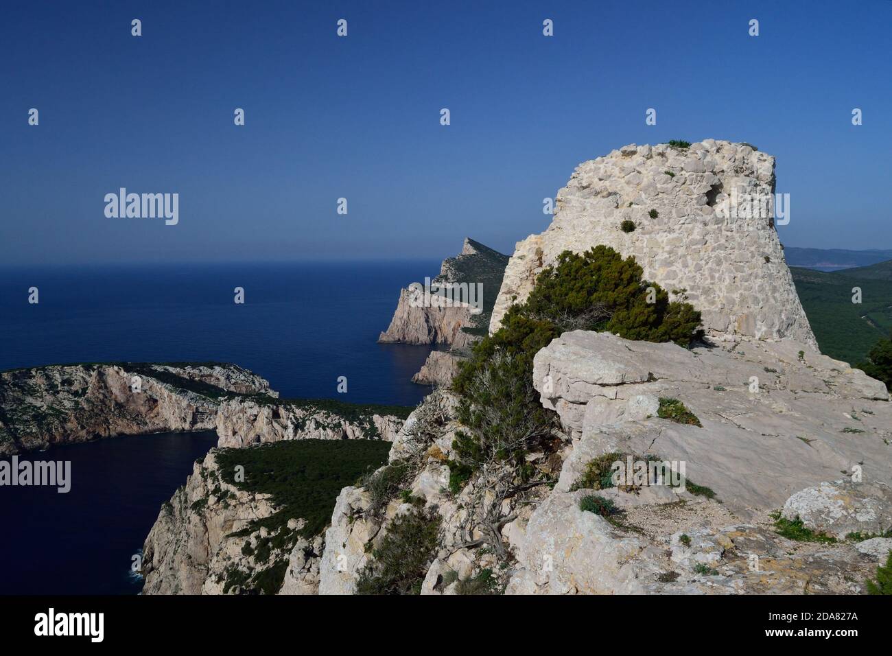 Vista della torre la Pegna in un punto di vista di Capo Caccia Foto Stock
