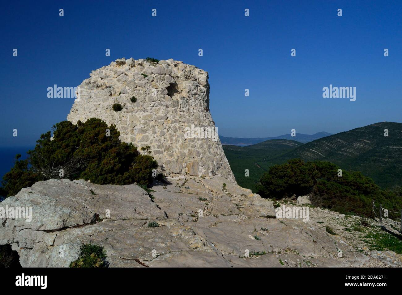 Vista della torre la Pegna in un punto di vista di Capo Caccia Foto Stock