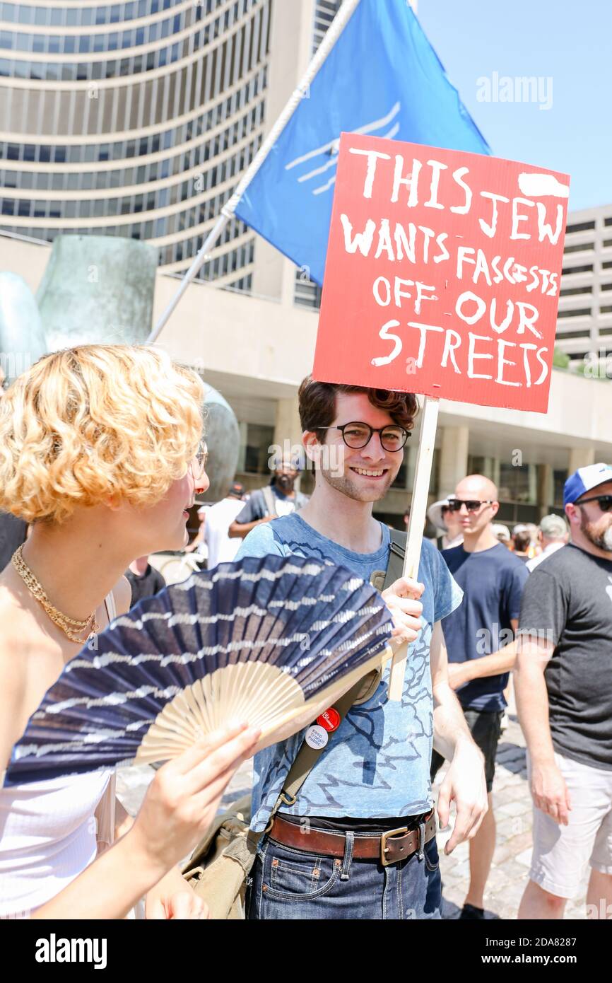 Toronto, Ontario, Canada. 11 Agosto 2018. Durante la manifestazione è stato tenuto un manifestante che ha scritto "questo ebreo vuole il fascismo fuori dalle nostre strade".UN raduno di "Stop the hate" è stato tenuto dai manifestanti ANTIFA (antifascista) a Nathan Phillip Square in opposizione alla WCAI (Worldwide Coalition Against Islam) Canada, un gruppo che ha organizzato una protesta lo stesso giorno. Credit: Shawn Goldberg/SOPA Images/ZUMA Wire/Alamy Live News Foto Stock