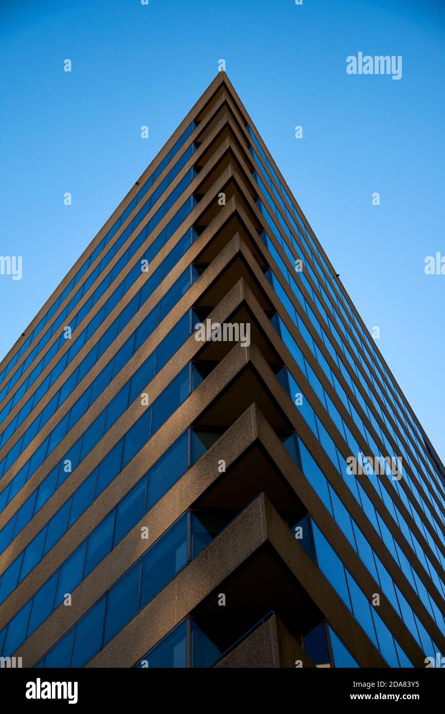 Una vista astratta di un angolo acuto di un edificio generico con balconi durante un cielo limpido e blu. Ad Arlington, Virginia. Foto Stock