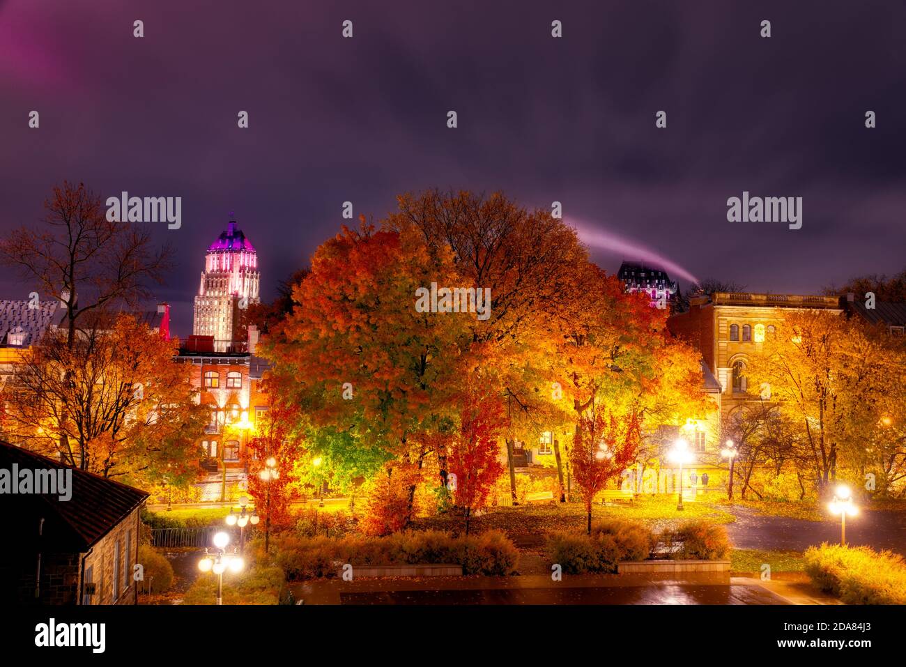 Il Price Building, Quebec City, di notte in autunno. Foto Stock