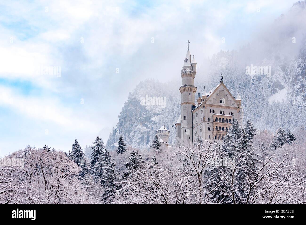 Castello di Neuschwanstein nella neve, Baviera, Germania Foto Stock