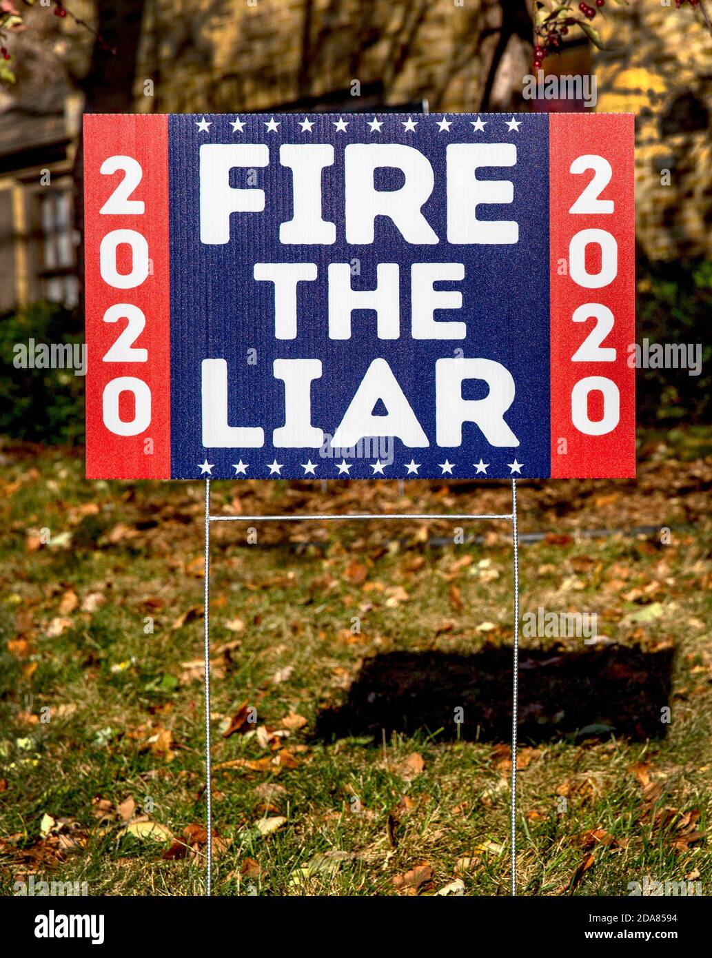 Un cartello del cantiere presidenziale del 2020 che dichiara fuoco il Liar Riferendosi al presidente americano Donald Trump Foto Stock