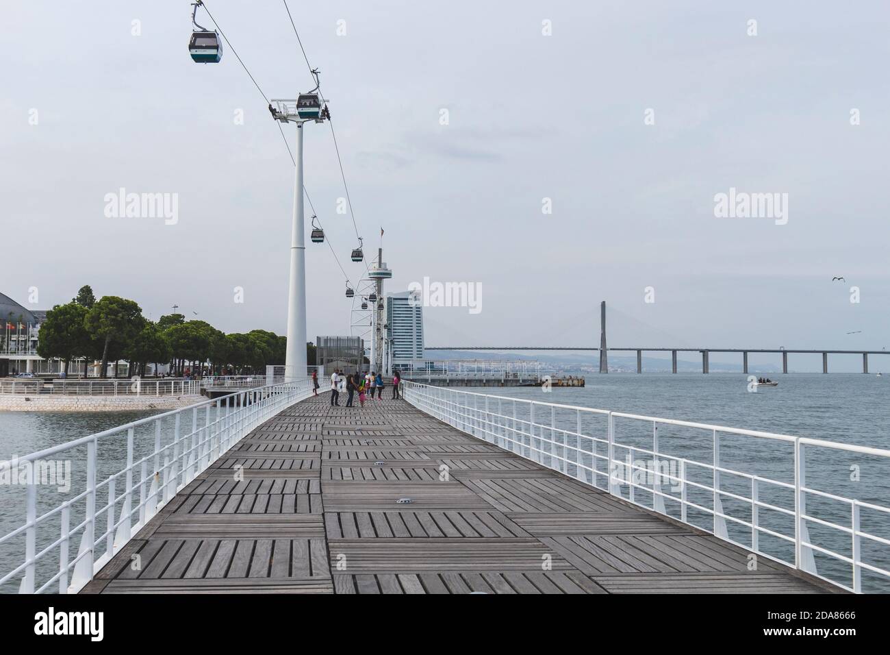 Lisbona/Portogallo-31 maggio 2017: Funivia alta 'Telecabina Lisboa' che corre sopra il fiume Tago con vista sul famoso Ponte Vasco da Gama Foto Stock