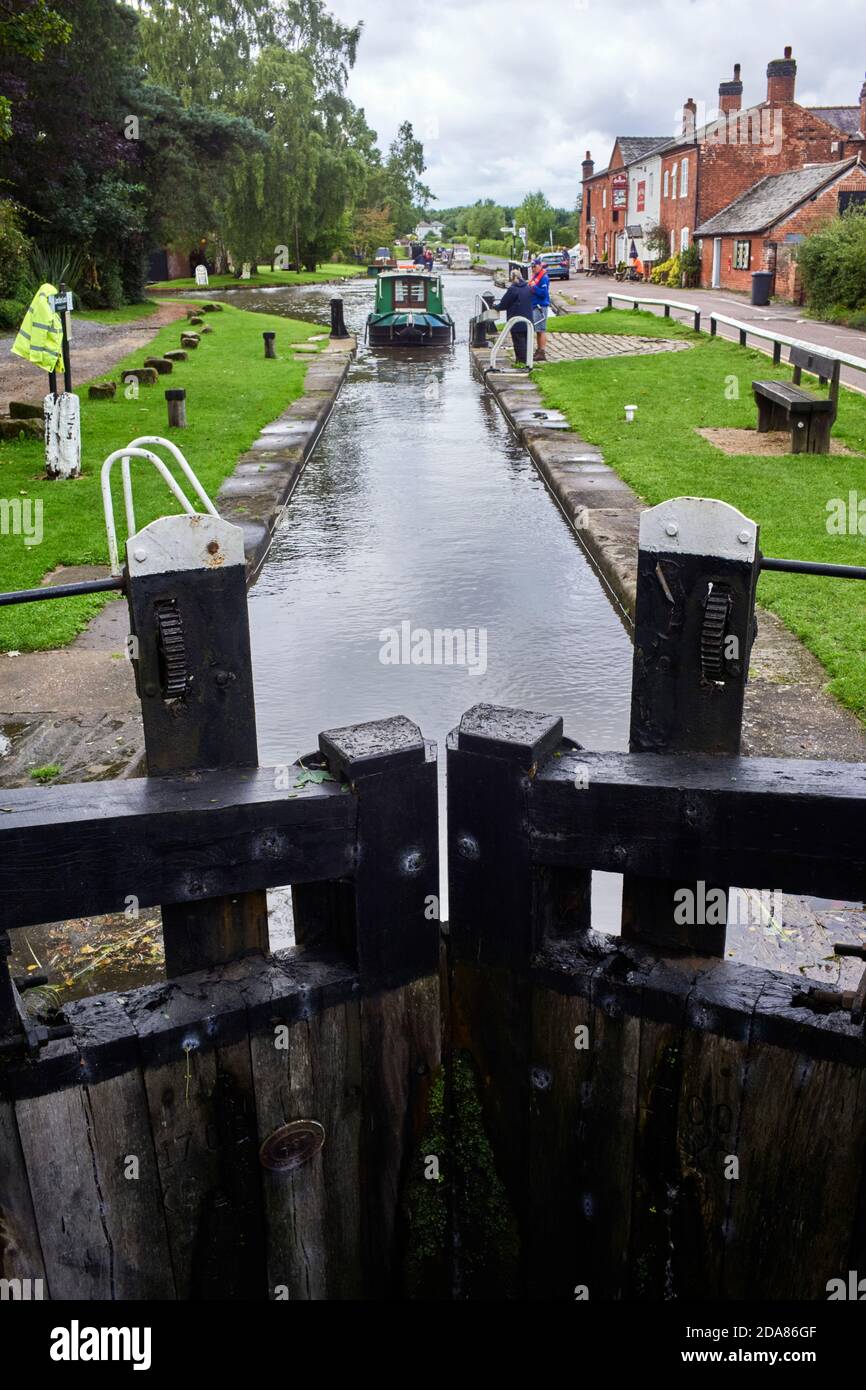 Narrowboat che entra nella serratura a Fradley Junction sulla Trent e Mersey Canal Foto Stock