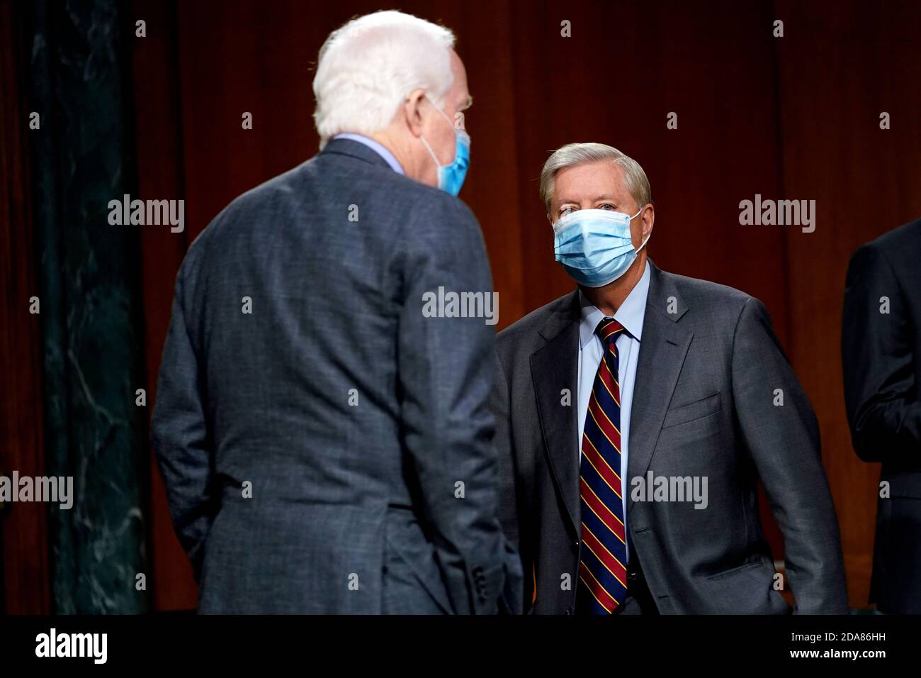 Il senatore degli Stati Uniti Lindsey Graham (repubblicano della Carolina del Sud), presidente del Comitato giudiziario del Senato degli Stati Uniti, parla con il senatore statunitense John Cornyn (repubblicano del Texas), partito, quando arriva per un'audizione del Comitato giudiziario del Senato degli Stati Uniti su Capitol Hill a Washington, DC, martedì 10 novembre 2020, Su una sonda del FBI Russia Investigation.Credit: Susan Walsh/Pool via CNP | utilizzo in tutto il mondo Foto Stock