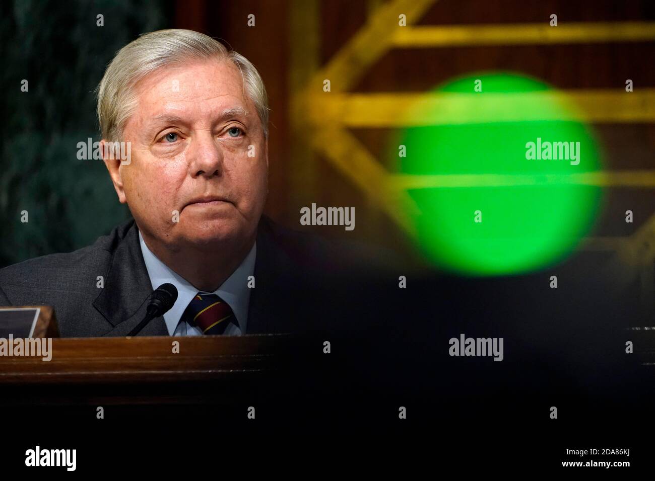Il senatore degli Stati Uniti Lindsey Graham (Repubblicano della Carolina del Sud), Presidente del Comitato giudiziario del Senato degli Stati Uniti, ascolta durante un'audizione della commissione su Capitol Hill a Washington, DC, martedì 10 novembre 2020, su un'indagine dell'FBI sulla Russia. Credit: Susan Walsh/Pool via CNP | usage worldwide Foto Stock