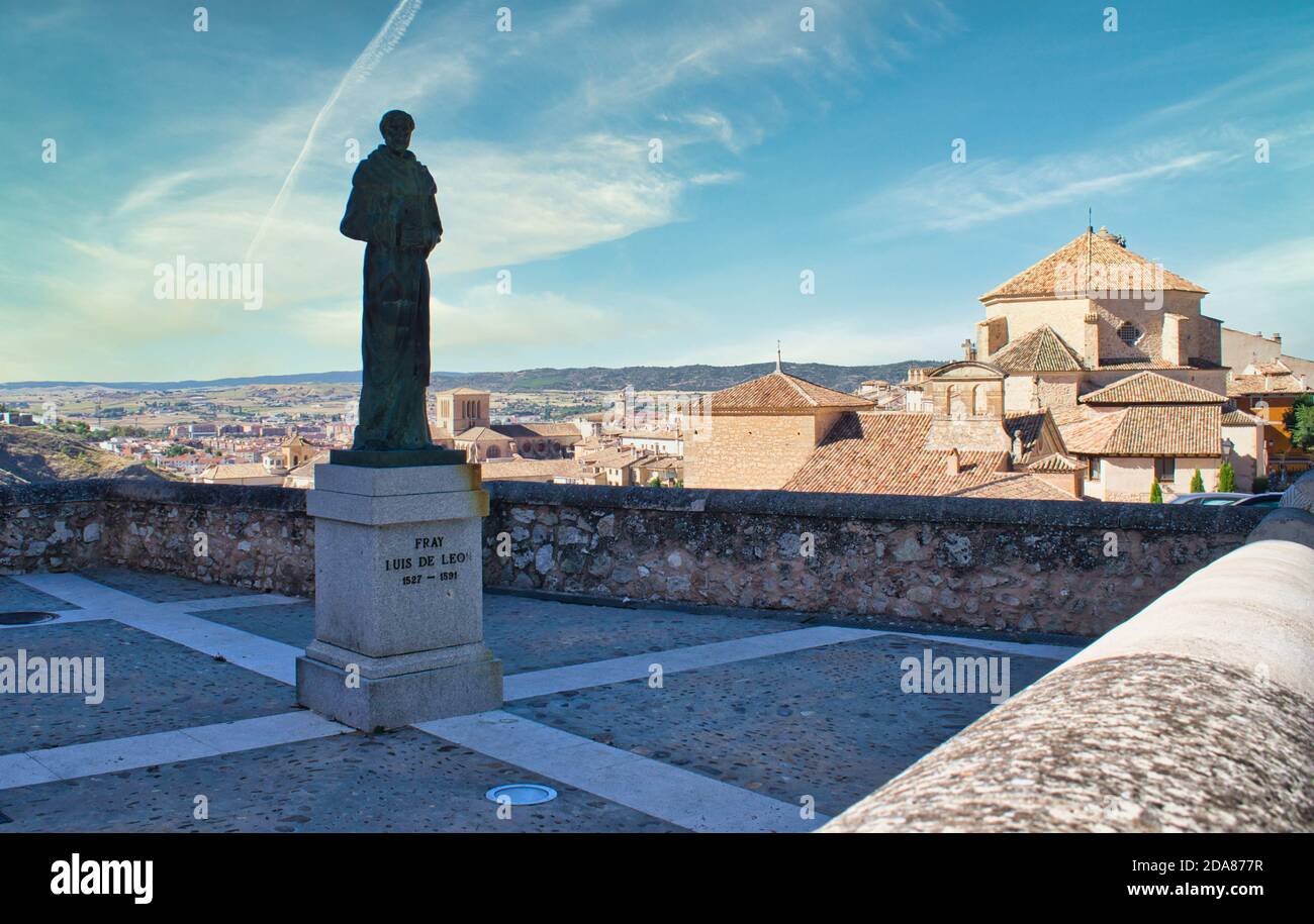 Statua omaggio a Luis de Leon e la chiesa di San Pedro a Cuenca Foto Stock